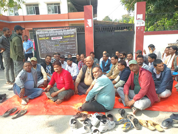 करदाता सेवा कार्यालय खारेजीको बिरोधमा जिप्रकामा धर्ना