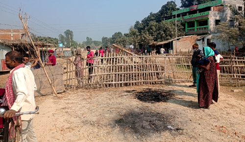 जीर्ण सडक निर्माणका लागि दुई दिनदेखि सडकमै खाट र ढाट