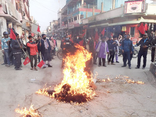 प्रचण्ड नेपाल पक्षधरद्वारा प्रधानमन्त्रीको पुतला दहन