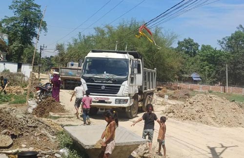 मर्मत सम्भारको माग गर्दै चक्काजाम