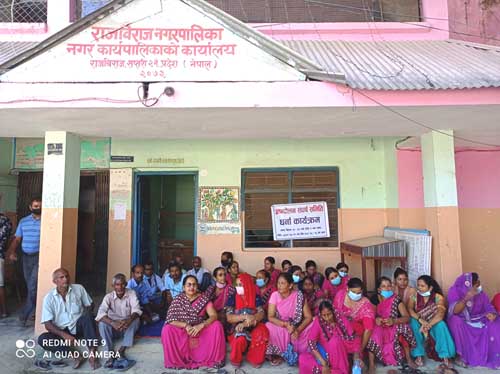 बाल विकास केन्द्रका महिला शिक्षक तथा कर्मचारीहरु धर्नामा 