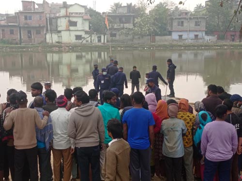 दिदी घर जान्छु भन्दै हिडेका  युवा पोखरीमा मृत फेला