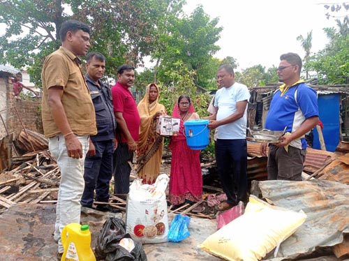 अग्निपीडित वडा सदस्यलाई  वडा कार्यालयद्वारा राहत प्रदान 