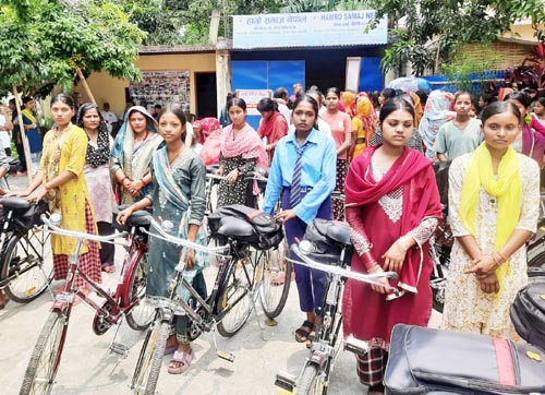 छात्राहरुलाई साइकलसहित शैक्षिक सामग्री वितरण
