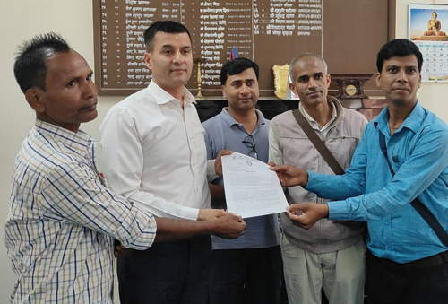 प्रेस सेन्टरद्वारा दश बुँदे माग राख्दै प्रधानमन्त्रीलाई ज्ञापन