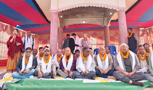 आन्तरिक राजश्व कार्यालय स्थापनाको माग गर्दै विगत चार दिनदेखी राजविराजमा जारि रिले अनसनमा चौथो दिन सोमबार निर्माण व्यवसायी संघ सप्तरीका पदाधिकारी तथा सदस्यहरुले ऐक्यबद्धता जनाउँदै रिले अनसनमा सहभागि ।  तस्बीर ः राजविराज दैनिक  