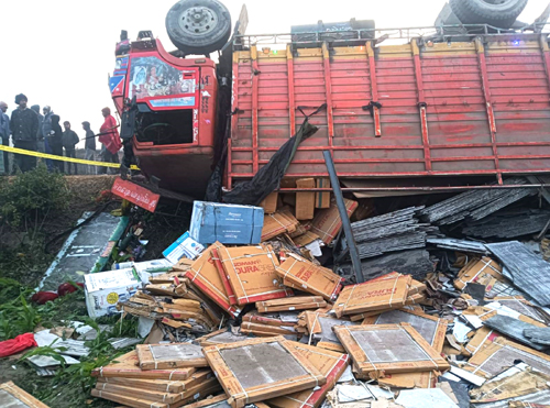 मार्बल बोकेको ट्रक पल्टिँदा पाँच जनाको मृत्यु, तीन घाइते