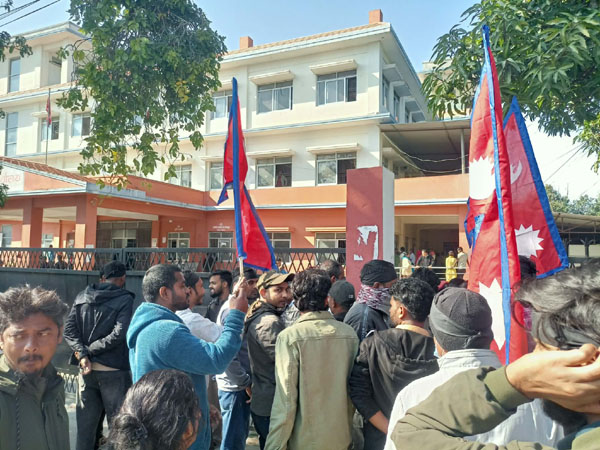 आन्तरिक राजश्व कार्यालय स्थापनाको माग  गर्दै सरकारी कार्यालय र पालिका बन्द 