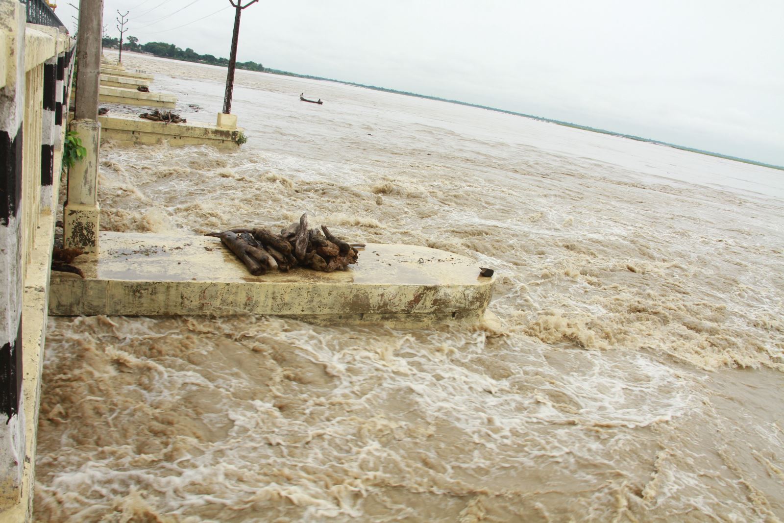 सप्तकोशीमा पानीको बहाव उच्च वर्षाले सप्तरीको जनजिवन प्रभावित