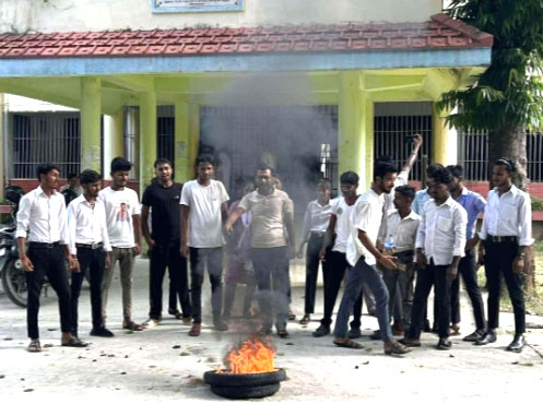 परीक्षाको केन्द्र लहान सारिएकोमा विद्यार्थीद्वारा बिरोध प्रदर्शन