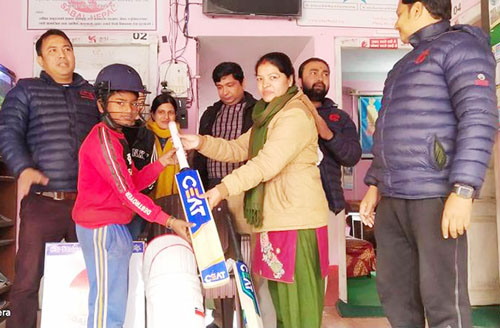 सबल नेपालद्वारा बाल क्रिकेटर गोलुलाई खेल सामाग्री प्रदान