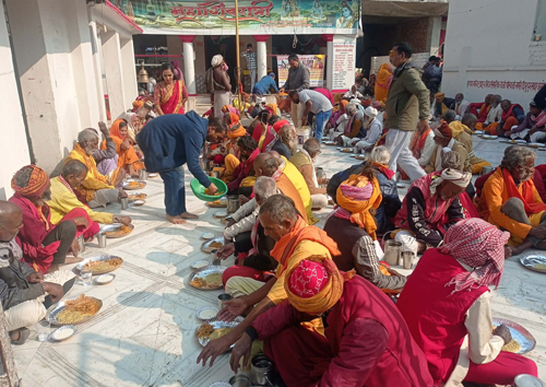 मकर संक्रान्तिमा श्रीराम खिचडी प्रसाद र न्यानो कपडा वितरण