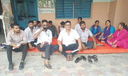 कर्मचारी कुटपिट गर्नेलाई  कारवाहीको माग गर्दै धर्ना