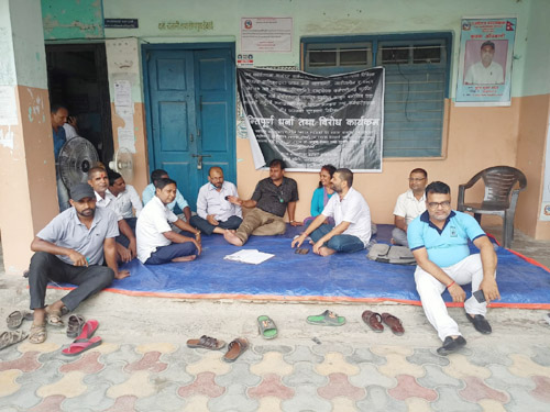 नगरपालिका कर्मचारीको धर्ना यथावत, सर्वदलिय बैठकको निर्णय बारे आफूहरुलाई कुनै जानकारी छैन् ः अध्यक्ष देव