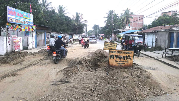 खानेपानी कार्यालयको लापरवाहीले सर्वसाधारणलाई सास्ती 
