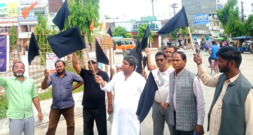 संघर्ष समितिले नगरका चौक, पसल र घर घरमा कालो झण्डा झुण्ड्याए