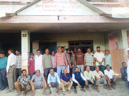 नेपालकै पहिलो टाउन प्लानिङ राजविराज नगरपालिका , दशकौदेखी बसोवास गर्दै आएका नगरवासीले लालपूर्जा माग्दै प्रदर्शन पश्चात् गरे पालिकामा तालाबन्दी 