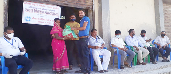 नागरिकता नभएका २५ गरिव तथा मजदुर परिवारलाई नेपाल परिवार दलको राहत