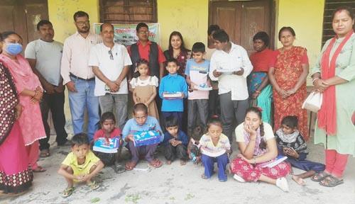 पत्रकार साहले छोरीको जन्मदिन बालबालिकालाई  शैक्षिक सामग्री वितरण गर्दै मनाए
