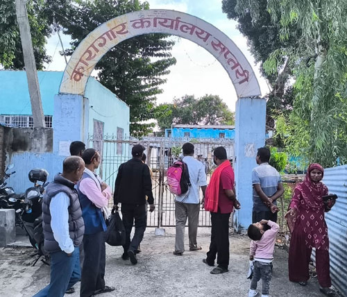 कारागारबाट फरार भएका मध्ये ८  कैदीबन्दीले गरे आत्मसमर्पण, एक पक्राउ