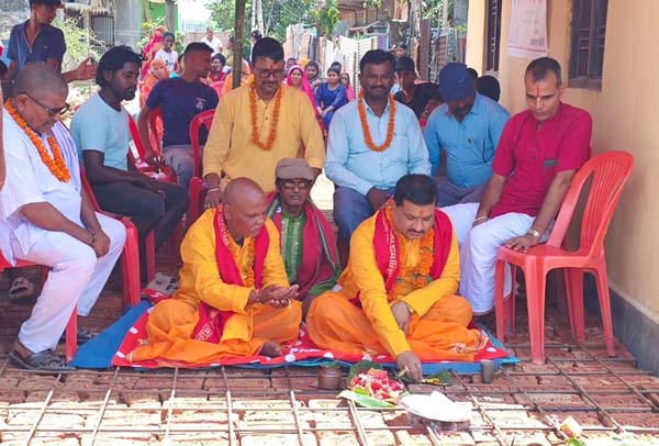 वर्षाैपछी घर अगाडी नालासहित पक्की सडक बन्ने भएपछी कारागार टोलका बासिन्दा खुशी