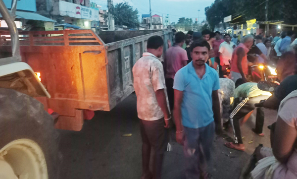 हटाइदै अतिक्रमित संरचना र सडक छेउको तरकारी बजार