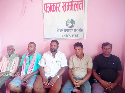 मलखाद वितरणमा जनप्रतिनिधी र डिलरको  मिलोमतो रहेको किसानको गुनासो