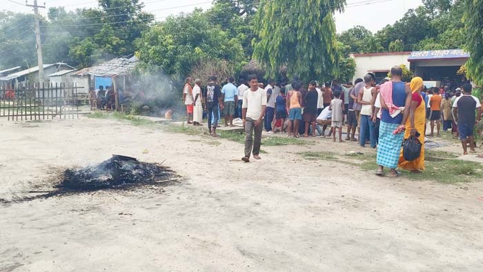 भारतीय प्रहरीले नेपाली भूमीबाट एक यूवकलाई पक्राउ गरि लगेको विरोधमा स्थानीयद्वारा प्रदर्शन तथा प्रहरी चौकी घेराउ