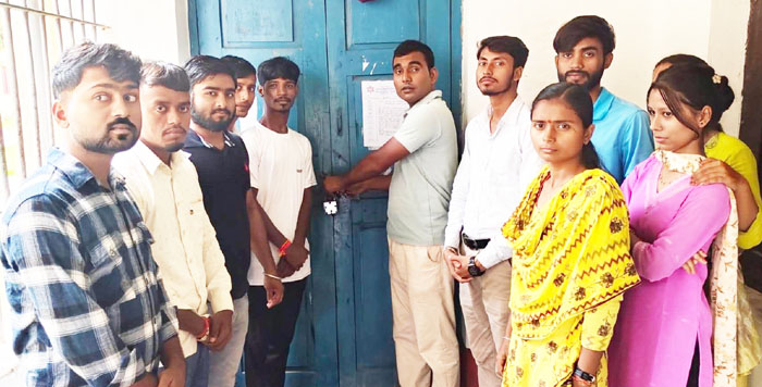 परीक्षा केन्द्र अन्यत्र सारिएको निर्णय पुनरावलोकन गर्न माँग गर्दै क्याम्पस प्रमुखको कार्यकक्षमा तालाबन्दी 
