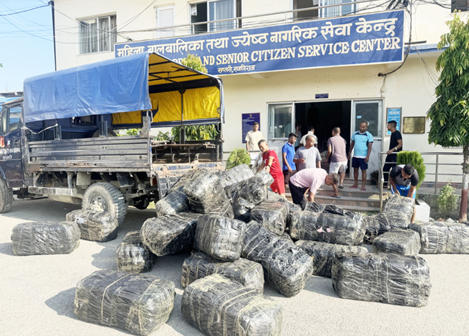 भण्डारण गरिराखेको २१ क्विन्टल  गाँजासहित दुई  पक्राउ 