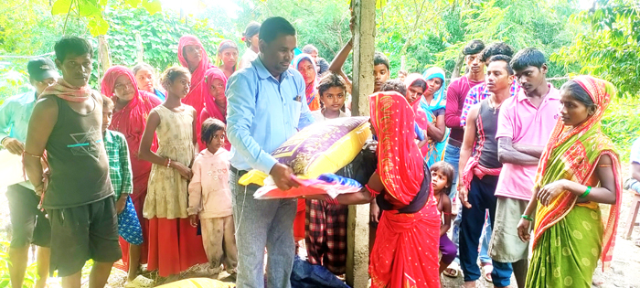 तिलाठीका १९ बाढी प्रभावित परिवारलाई राहत बितरण