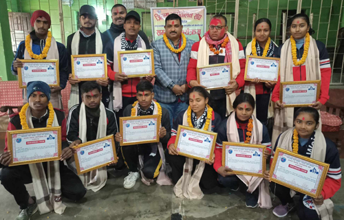 राष्ट्रिय भारोत्तोलन प्रतियोगितामा सप्तरीले पाए ८ स्वर्ण पदक, मन्त्रीले गरे खेलाडीलाई सम्मान 