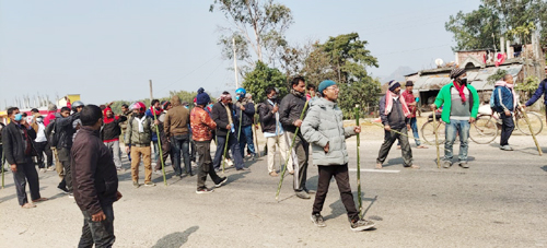 जनमत पार्टीद्वारा राजमार्ग ठप्प, प्रहरीसँगको झडपमा एक घाइते, एक दर्जन पक्राउ