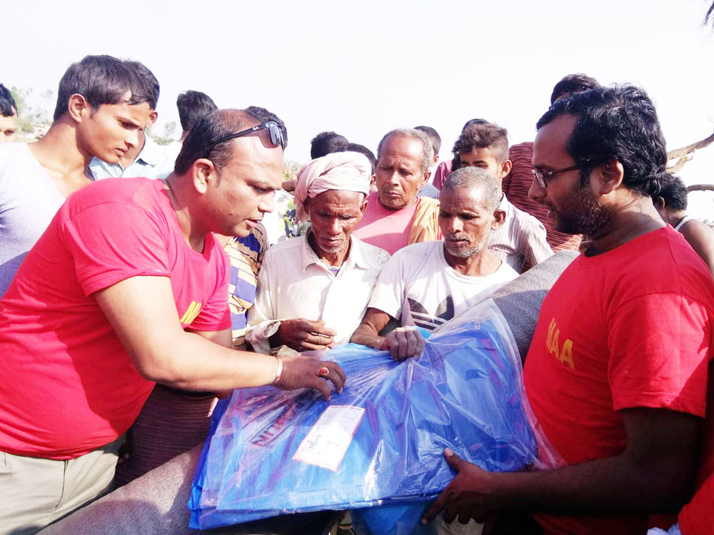 हावाहुरी पीडितहरुलाई ’मा’ ले राहत वितरण गर्दै