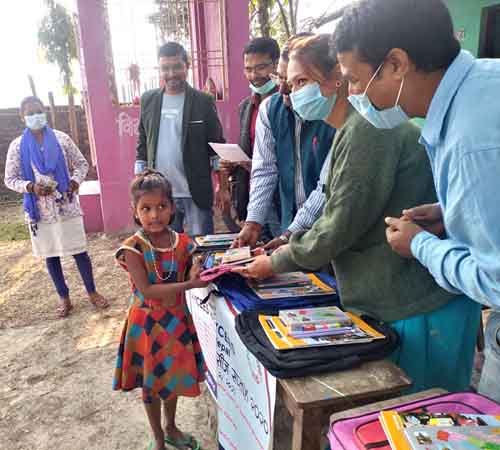 बालबालिकालाई शैक्षिक सामाग्रि बितरण