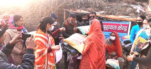 राजरंगशालाको प्यारापिट मूनी बस्ने बिपन्न परिवारलाई राहत बितरण 