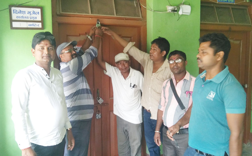समितिकै पदाधिकारीद्वारा खेलकुद  समितिको प्रमुखको कार्यकक्षमा तालाबन्दी