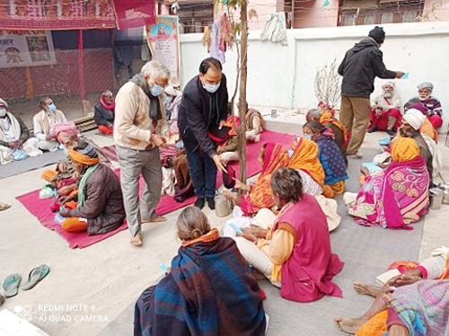 माघे संक्रान्तिमा साधुसन्तलाई मिष्ठान भोजन एवं न्यानो कपडा बितरण 