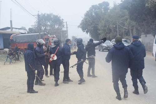 अनेरास्ववियुद्वारा मन्त्रीहरुलाई कालो झण्डा देखाईयो 