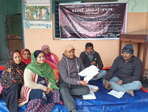 आफ्नो माग सम्बोधन नभएको भन्दै वडा  सदस्यहरुले नगरपालिकामा दिए धर्ना