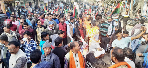 विघटनबिरुद्ध जसपाद्वारा प्रदर्शन  प्रधानमन्त्रीको पुतला दहन