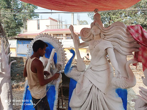 सरस्वतीको मुर्तिलाई अन्तिम रुप दिइदै 