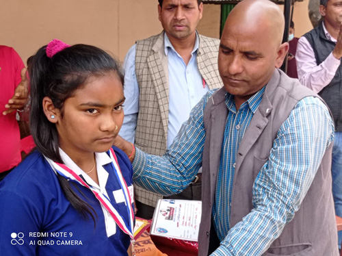 राष्ट्रिय भारोत्तोलनमा पदक जित्ने कान्छी खेलाडी सम्मानित 