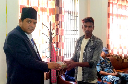 जिल्ला प्रशासनमा उजुरी परेपछि एजेन्टद्वारा रकम फिर्ता