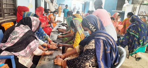 महिलाहरू अगरबत्ति ब्यवसायतर्फ अग्रसर बन्दै
