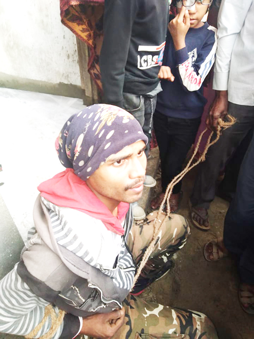 बिद्युतीय उपकरण चोरी गर्ने एक पक्राउ