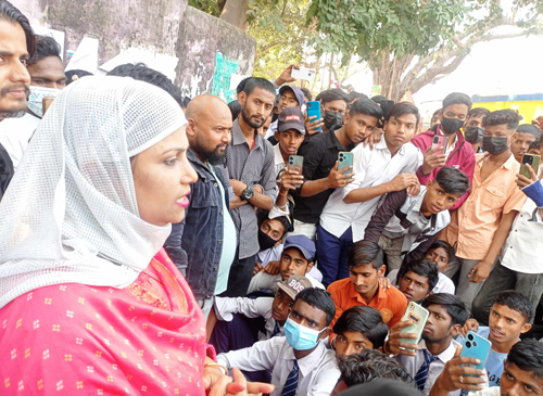 प्रअ र अध्यक्षमाथी कारवाहीको माग गर्दै विद्यार्थाीद्वारा नगरपालिका कार्यालयमा ढुंगामुढा र जिप्रका घेराउ
