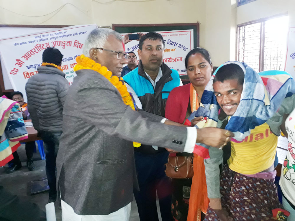 शारीरिक रुपमा अशक्तलाई न्यानो कम्बल बितरण 