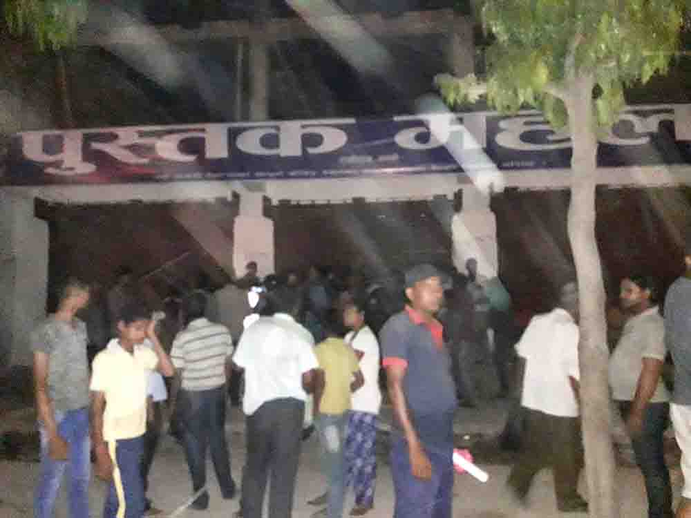 सिन्डीकेट लगाएर पुस्तक बिक्रि गरिरहेका  व्यवसायी र अभिभावकबीच झडप