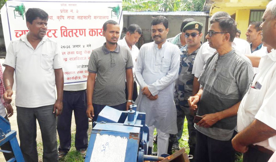 ४४ जना पशुपालकलाई मोटरसहितको  च्यापकटर मेसिन प्रदान
